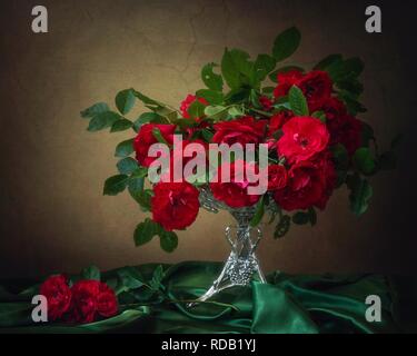 Noch immer leben mit einem Blumenstrauß aus Rosen sprühen Klettern Stockfoto