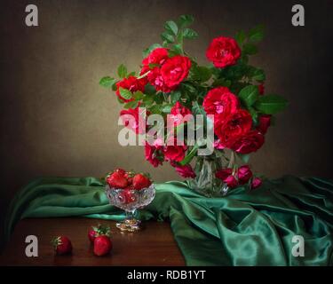 Noch immer leben mit einem Blumenstrauß aus Rosen sprühen Klettern Stockfoto