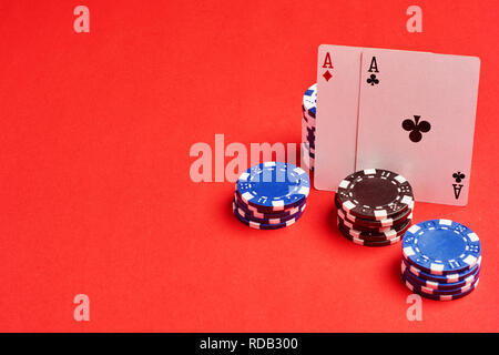 Casino abstrakten Foto. Paar Asse und poker chips auf rot Tabelle Stockfoto