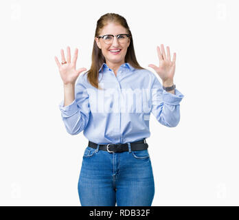 Schönen mittleren Alter reifen Business woman Brille über isolierte Hintergrund angezeigt und zeigen mit den Fingern Nummer zehn, während lächelnd conf Stockfoto