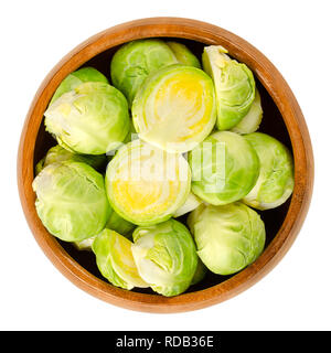 Frische Rosenkohl in Houten. Die grüne Blattgemüse wie Miniatur kohlköpfe. Roh essbaren Knospen, Mitglied des Gemmifera Gruppe. Stockfoto