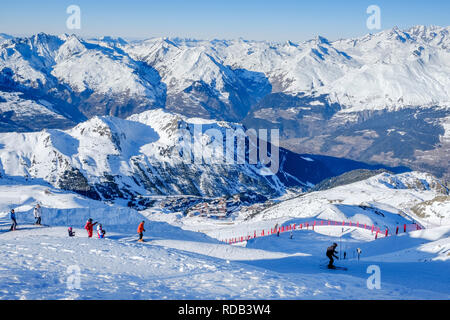 Skifahrer auf der schwarzen Piste vom Gipfel der Aiguille Rouge. Das Mont Blanc Massiv ist hinter. Stockfoto