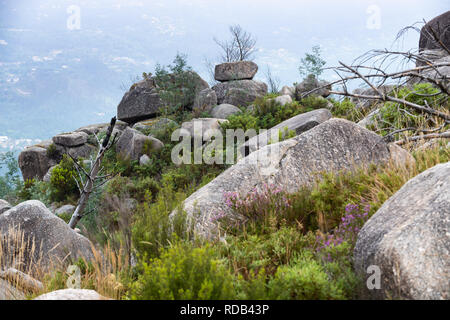 Großen Felsen und grünen Hügeln im Nationalpark Peneda-Gerês Portugal Stockfoto