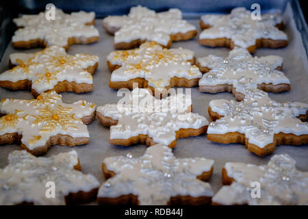 Weihnachten Themen Ingwerbrot Schneeflocke Kekse mit dekorativen geprägten Fondant Vereisung Stockfoto