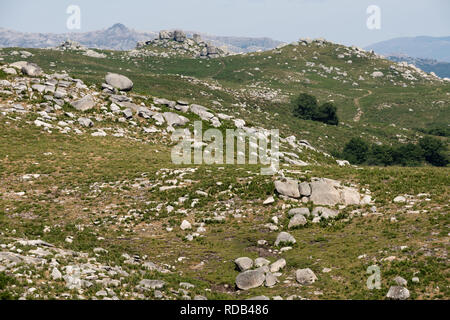 Großen Felsen und grünen Hügeln im Nationalpark Peneda-Gerês Portugal Stockfoto