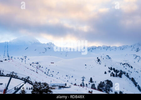 Vom Balkon: Donnerstag, Sonnenschein und das Sammeln von Cloud während des Sonnenuntergangs über der Piste bei Arc 2000. Stockfoto