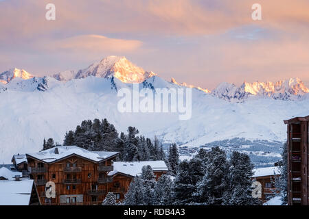 In Arc 2000 bis zum Mont Blanc, wie die Sonne aufgeht. Stockfoto