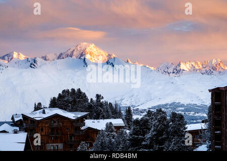 In Arc 2000 bis zum Mont Blanc, wie die Sonne aufgeht. Stockfoto