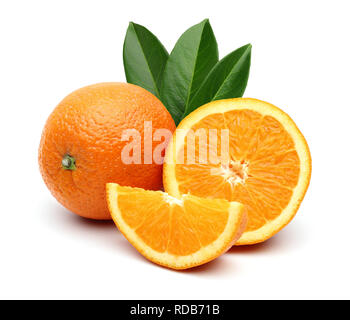 Frische Orangen und Blätter auf weißem Hintergrund Stockfoto
