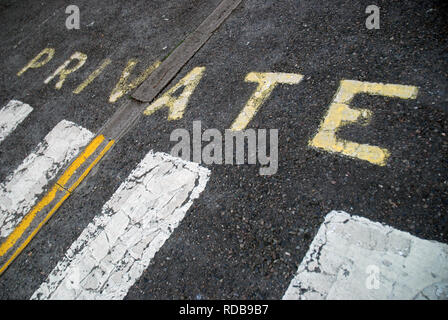 Private Schild an der Straße, Portsmouth, Hampshire, Großbritannien gemalt. Stockfoto