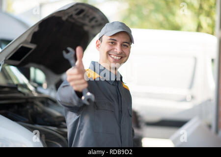 Lächelnd Mechaniker vor einem Van Stockfoto