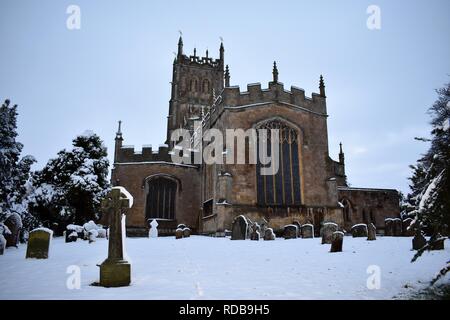 St. James Kirche und Friedhof, Chipping Campden, Gloucestershire Cotswolds im Winter schnee Stockfoto