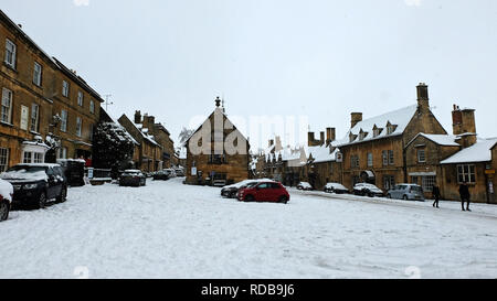 High Street, Chipping Campden, Gloucestershire Cotswolds im Winter schnee Stockfoto
