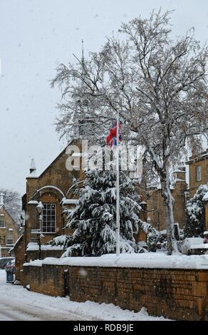 High Street, Chipping Campden, Gloucestershire Cotswolds im Winter schnee Stockfoto