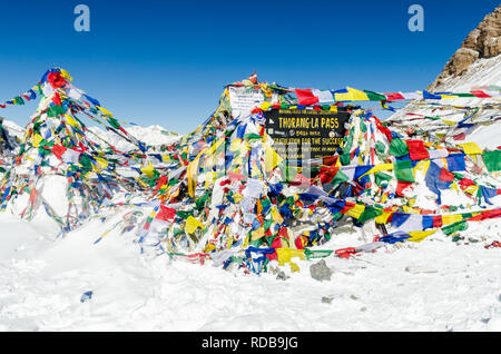 Thorong La Zeichen im Schnee auf dem höchsten Punkt des Passes, Annapurna Umrundung, Himalaya, Nepal Stockfoto