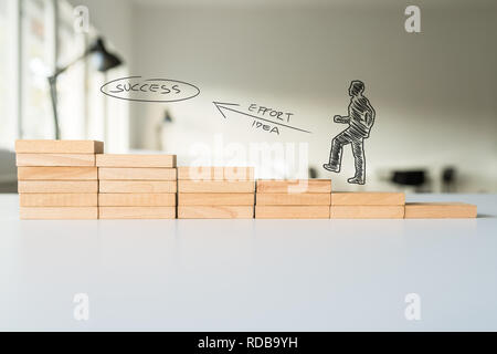 Konzeptionelle Bild der persönlichen Anstrengung dauert es im Geschäft erfolgreich zu werden - die Form eines Geschäftsmannes klettern die Treppe hinauf in Richtung Erfolg. Stockfoto