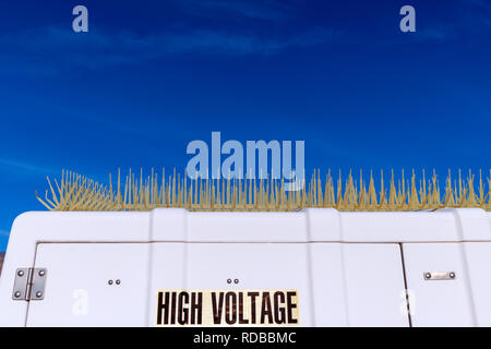 Weißer Zweckbau mit Kunststoff Vogel spikes Stockfoto