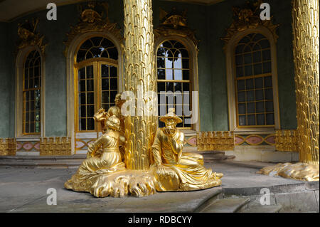 16.09.2014, Potsdam, Brandenburg, Deutschland, Europa - vergoldeten Figuren an das Chinesische Haus im Park von Sanssouci. Stockfoto