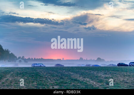 Staubigen Parkplatz Landschaft auf einem Feld mit vielen Staub bedeckt Autos am Abend mal in Süddeutschland Stockfoto