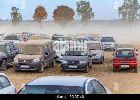 Staubigen Parkplatz Landschaft auf einem Feld mit vielen Staub bedeckt Autos am Abend mal in Süddeutschland Stockfoto