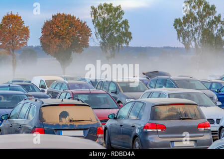 Staubigen Parkplatz Landschaft auf einem Feld mit vielen Staub bedeckt Autos am Abend mal in Süddeutschland Stockfoto