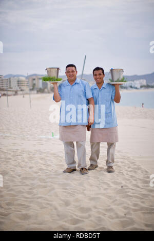 Beach Resort Kellner, die Getränke in Eiswürfelbehälter Stockfoto