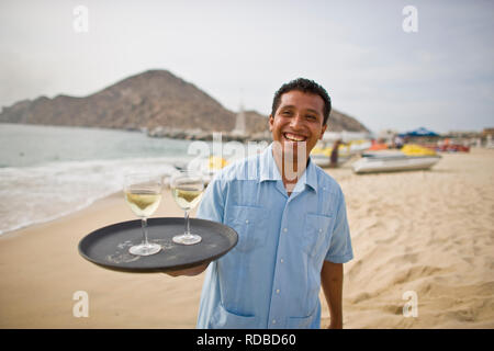 Beach Resort Kellner holding Weingläser auf einem Tablett Stockfoto