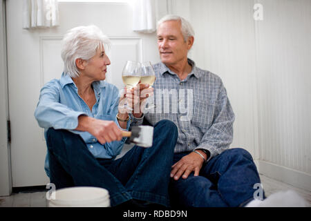 Paare toasten, wie Sie feiern gemeinsam ein Haus zu kaufen. Stockfoto