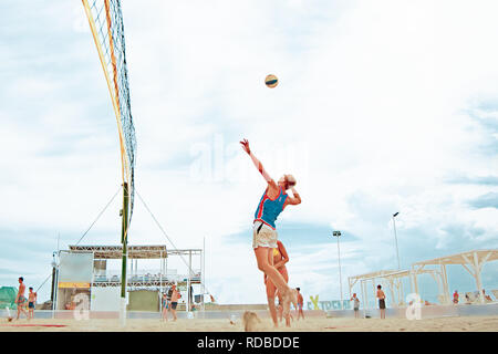 Volleyball beach Player ist ein Athlet Volleyball Spieler fertig, den Ball am Strand zu dienen. Stockfoto