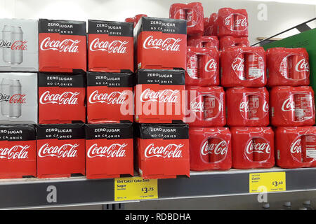 Dosen Coca Cola, Cola light und Coke Zero abgebildet auf einem Regal im Supermarkt Aldi in Warwick, Warwickshire. 17, Jan, 2019. Stockfoto