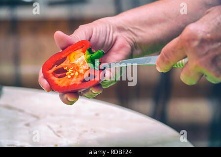 Schnitte mit dem Messer Red Paprika Stockfoto