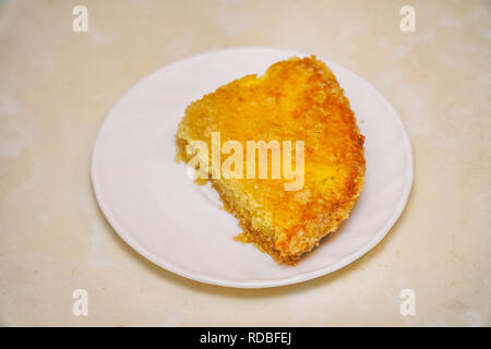 Stück leckeren Kuchen auf einem weißen Untertasse Stockfoto