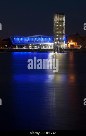 Lorient (Bretagne, Frankreich): Exterieur, durch die Nacht, der 'Eric Tabarly Sailing City' ('la Cite de la Voile Eric Tabarly") befindet sich auf der alten s Stockfoto