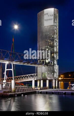 Lorient (Bretagne, Frankreich): Exterieur, durch die Nacht, der 'Eric Tabarly Sailing City' ('la Cite de la Voile Eric Tabarly") befindet sich auf der alten s Stockfoto