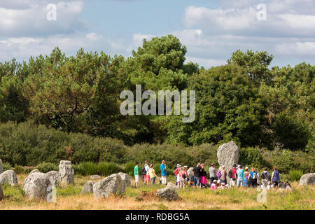 Gruppe der Urlauber auf eine geführte Tour durch die menec Ausrichtungen in Carnac Stockfoto