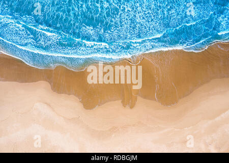 Blaue Meer am Strand von oben gesehen Stockfoto