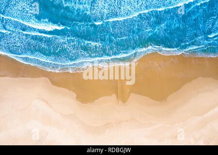 Blaue Meer am Strand von oben gesehen Stockfoto