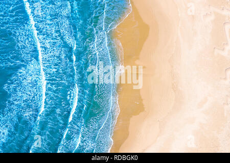 Blaue Meer am Strand von oben gesehen Stockfoto