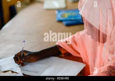 Tschad, Goz Beida, Flüchtlingslager Djabal für Flüchtlinge aus Darfur, Sudan, darfuri Mädchen in JRS Sprachschule/TSCHAD, Goz Beida, Fluechtlingslager Djabal fuer Fluechtlinge aus Darfur, Sudan, JRS Schule fuer Fremdsprachen tätig Stockfoto