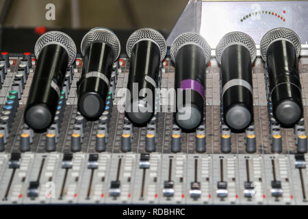 In der Nähe von drahtlosen Mikrofon- und Kopfhöreranschluss auf Sound Musik mixer Control Panel. Sound Mixer Equalizer Panel Stockfoto