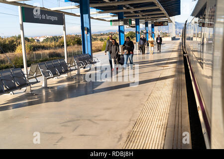 Hochgeschwindigkeitszug Ave auf der Plattform des Camp de Tarragona Bahnhof und Reisende mit Koffern Verlassen der Station geparkt. Tarragona, Spanien Stockfoto