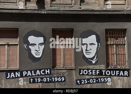 Prag, tschechische Republik - 7. Juli 2017: Porträts und Termine von Geburt und Tod, die im Speicher und die Ehre des Jan Palach und Josef Toufar. Stockfoto