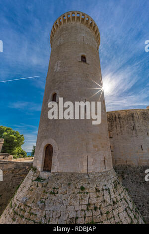 Mallorca, Spanien - 30. Oktober 2018: Sonnenstrahlen durch Donjon Turm von Schloss Bellver (Castell de Bellver) im gotischen Stil erbauten Festung als Militärgefängnis genutzt Stockfoto