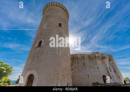 Mallorca, Spanien - 30. Oktober 2018: Sonnenstrahlen durch Donjon Turm von Schloss Bellver (Castell de Bellver) im gotischen Stil erbauten Festung als Militärgefängnis genutzt Stockfoto