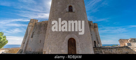 Mallorca, Spanien - 30. Oktober 2018: Panoramablick auf Donjon Turm von Schloss Bellver (Castell de Bellver) im gotischen Stil erbauten Festung als militärische priso verwendet Stockfoto