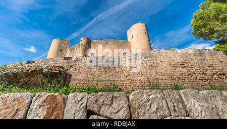 Mallorca, Spanien - 30. Oktober 2018: Panoramablick der äußeren Wand des Castell de Bellver (Castell de Bellver) im gotischen Stil erbauten Festung als Militärgefängnis genutzt Stockfoto