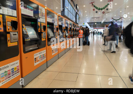 Renfe reviewer Reisenden helfen, Tickets in den Automaten der Barcelona Sants Bahnhof zu kaufen, Informationen rodalies Katalonien, Spanien Stockfoto