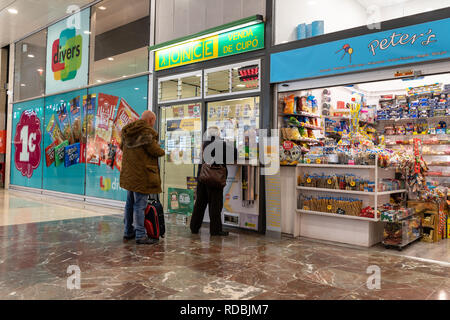 Reisende kaufen Lotterie bei einem Post von Einmal in Barcelona Sants Bahnhof, Glücksspiel, Glücksspiel, Spieler, Spanien Stockfoto