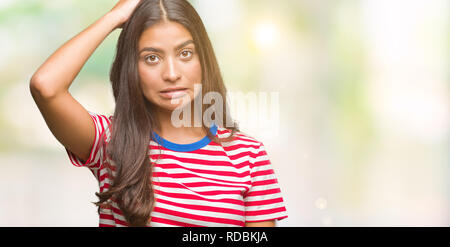 Junge schöne arabische Frau über isolierte Hintergrund verwechseln und frage mich. Unsicher mit Zweifel, das Denken mit der Hand auf den Kopf. Nachdenklich conce Stockfoto
