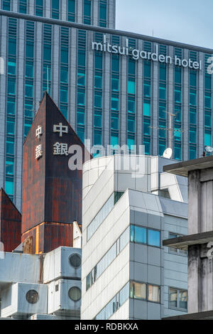 Tokyo, Japan - 13. August 2018: Nakagin Capsule Tower. Vom Architekten Kisho Kurokawa konzipiert. Seltene verbleibenden Beispiel japanischer Stoffwechsel Stockfoto